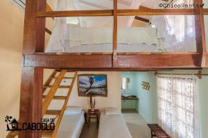 um quarto com 2 beliches e uma escada em Casa de Caboclo em Canárias