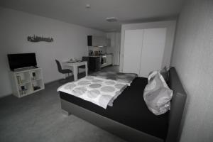 a bedroom with a bed and a desk in it at Aachener Ferienwohnung in Aachen