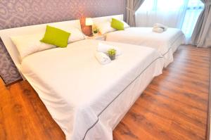 2 camas blancas grandes en una habitación en Kuching City Luxury Vivacity Suite A2, en Kuching