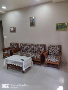 a living room with a couch and two chairs at Guesthouse Sakina Colva in Colva