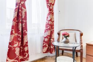 Posedenie v ubytovaní Old Town Square Royal Apartment
