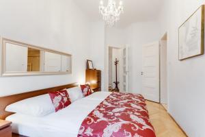 Posteľ alebo postele v izbe v ubytovaní Old Town Square Royal Apartment