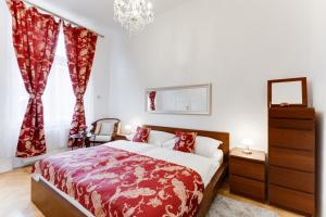 Posteľ alebo postele v izbe v ubytovaní Old Town Square Royal Apartment