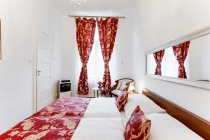 sypialnia z dwoma łóżkami i oknem w obiekcie Old Town Square Royal Apartment w Pradze