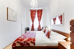 Posteľ alebo postele v izbe v ubytovaní Old Town Square Royal Apartment