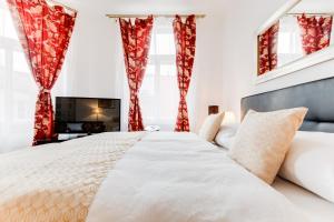 Posteľ alebo postele v izbe v ubytovaní Old Town Square Royal Apartment
