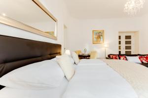 Posteľ alebo postele v izbe v ubytovaní Old Town Square Royal Apartment