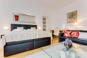 Posteľ alebo postele v izbe v ubytovaní Old Town Square Royal Apartment