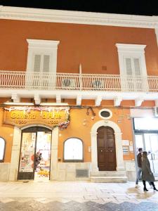um edifício com uma varanda em cima em Diomede Rooms - Manfredi Homes&Villas em Manfredonia