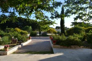 Aed väljaspool majutusasutust B&B Corte Del Camedrio