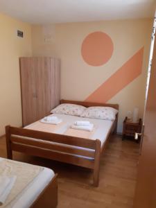 1 dormitorio con 2 camas en una habitación en Apartments Villa Marija, en Gornji Karin