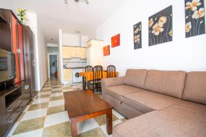 a living room with a couch and a table at Cubo's Apartamento 2 Concha del Mar in Fuengirola
