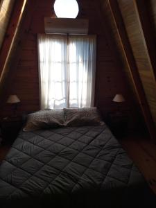 Una cama o camas en una habitación de Cabaña Abuelo Ernesto 2