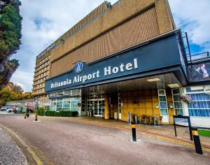 a hotel with a sign that reads kananinia airport hotel at Airport Hotel Manchester in Manchester