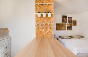 Postel nebo postele na pokoji v ubytování Designed Studio Apartment