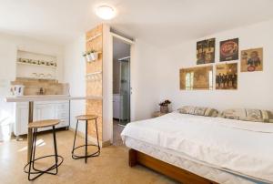 Rúm í herbergi á Designed Studio Apartment