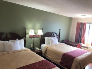 Madisonville的住宿－Motor Inns Of America，酒店客房设有两张床和窗户。