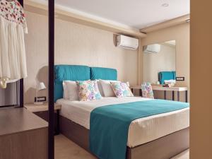 Voodi või voodid majutusasutuse Koukounaria Hotel & Suites toas