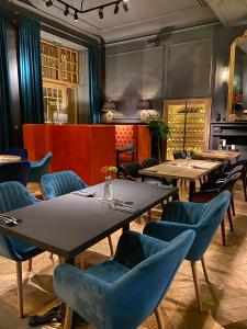 une salle à manger avec des tables et des chaises bleues dans l'établissement Apartamenty Nova 22, à Toruń