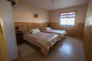 מיטה או מיטות בחדר ב-Cabañas Piedra Grande