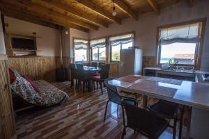 a kitchen and dining room with tables and chairs at Cabañas Piedra Grande in Pichilemu