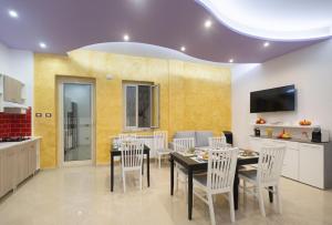 - une cuisine et une salle à manger avec une table et des chaises dans l'établissement LE STANZE DI LUCA, à Palerme
