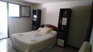 um pequeno quarto com uma cama e uma cómoda em GITE AGUR em Villefranque