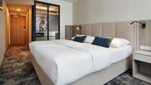 布拉格OREA Hotel Pyramida Praha的酒店房间里的一张白色大床