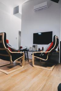 2 sillas y una mesa en una habitación con TV en Terno su Napoli, en Nápoles