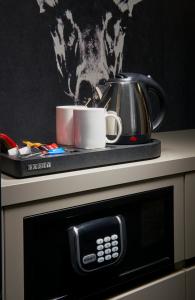 OREA Hotel Pyramida Praha的咖啡和沏茶工具