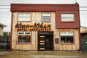 ein Gebäude mit einem Schild an der Seite in der Unterkunft Hotel Boutique Restaurant Kran Kreen in Punta Arenas