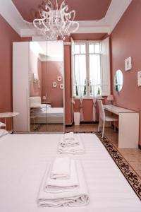 baño con paredes rosas y espejo en Pamphili Park Romantic Retreat, en Roma