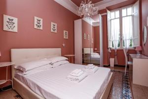 1 dormitorio con 1 cama con toallas en Pamphili Park Romantic Retreat en Roma