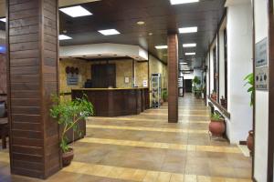 バンスコにあるRoyal Bansko - Family Apart Hotel With All Inclusive Light or HB&Drinks and Hot Pool & Jacuzzisの鉢植えのオフィスビルの廊下 +76枚の写真