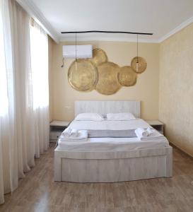 sypialnia z dużym łóżkiem z białą pościelą w obiekcie ART HOUSE 33 w Kutaisi