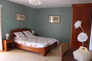 1 dormitorio con 1 cama y 1 mesa con lámpara en Zelda, en Roôcourt-la-Côte