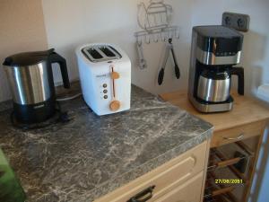 eine Küchentheke mit einem Toaster und einer Kaffeemaschine in der Unterkunft Ferienwohnung Lange in Bergen