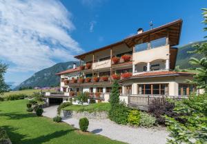 a building with flowers on the balconies of it at Berghotel Johanneshof in Anterselva di Mezzo