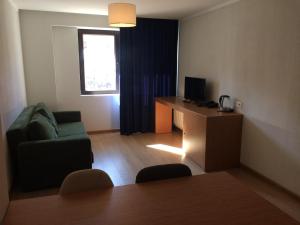 Televizorius ir (arba) pramogų centras apgyvendinimo įstaigoje Aparthotel Room 107 at Orbi Palace in Bakuriani