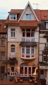 un gran edificio con una cafetería al lado en B&B Geste d' Alice, en Middelkerke