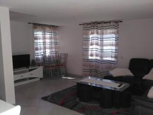 TV a/nebo společenská místnost v ubytování villa provençale STEVENSON
