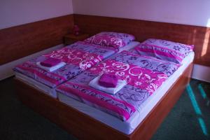 Postel nebo postele na pokoji v ubytování Hotel Hokejka