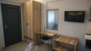 una camera con scrivania, specchio e porta di Enalia Luxury Living a Nikiti