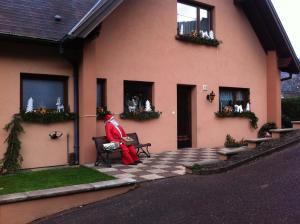 een kerstman die buiten een huis staat bij GITE CHEZ JEAN PAUL in Fréland