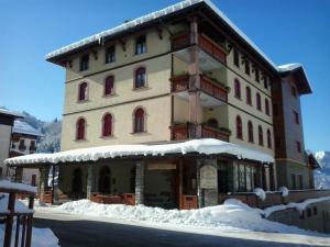 Albergo Piazzatorre during the winter