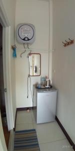枋寮鄉的住宿－枋寮屏南會館，厨房配有小冰箱和镜子