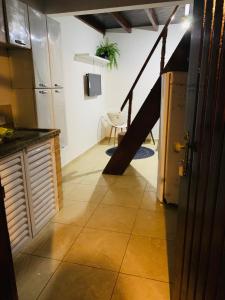 una cocina con una escalera que conduce a una habitación en Boiçucanga Completo à Beira Mar, en Boicucanga