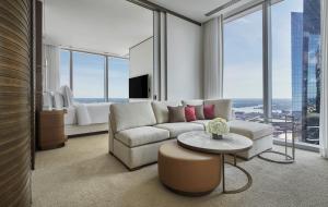 Sala de estar con sofá, cama y mesa en Four Seasons Hotel Philadelphia at Comcast Center en Filadelfia