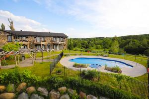 Bazén v ubytování Condos Vacances Orford nebo v jeho okolí