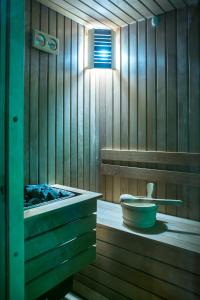 La salle de bains en bois est pourvue d'une baignoire et d'un lavabo. dans l'établissement Gorgeous Villa, à Cluj-Napoca